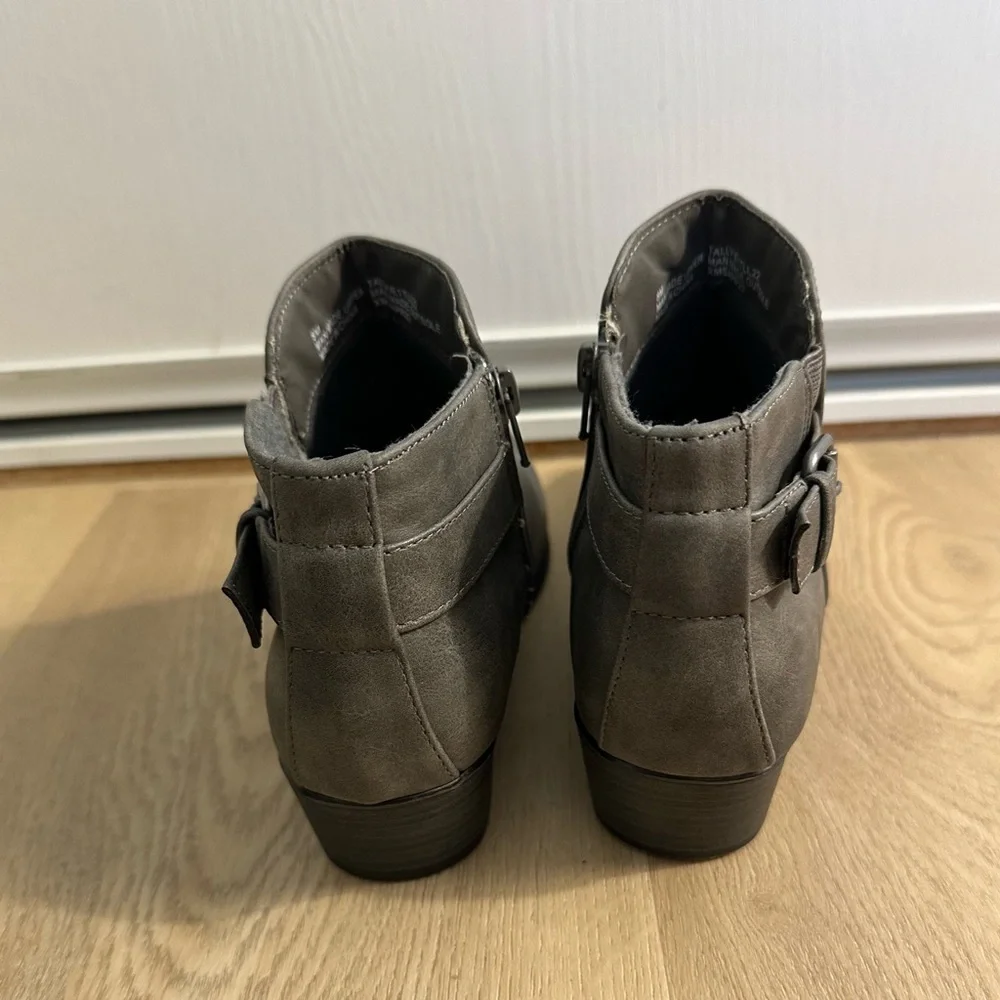 NWOT Esprit SZ 8 Gray Ankle Boots